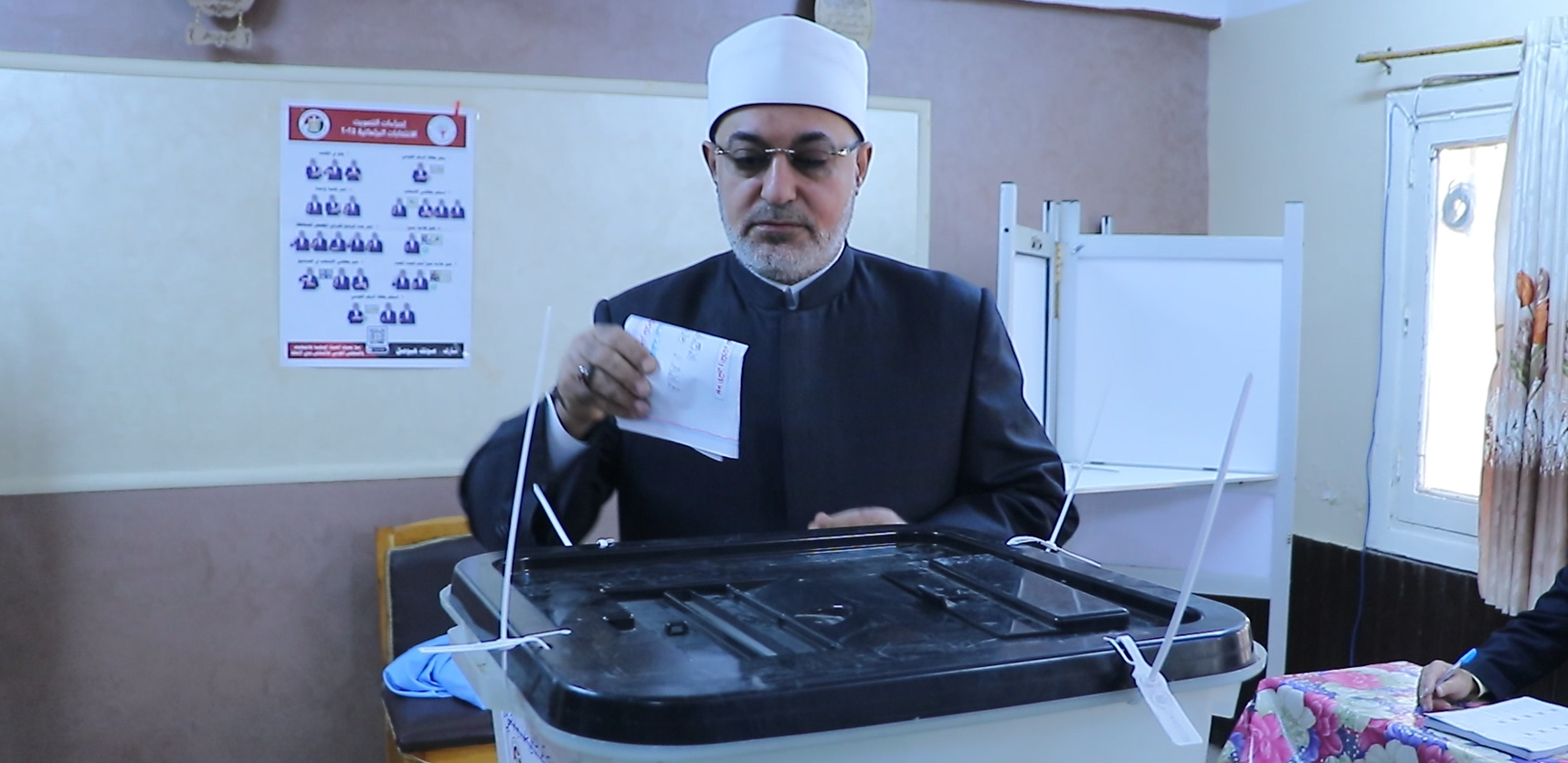 مفتي الجمهورية يدلي بصوته في انتخابات البرلمان