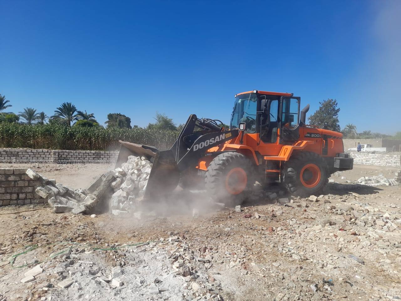 إزالة حالتين تعدي بالبناء على الأراضي الزراعية ومخرات السيول