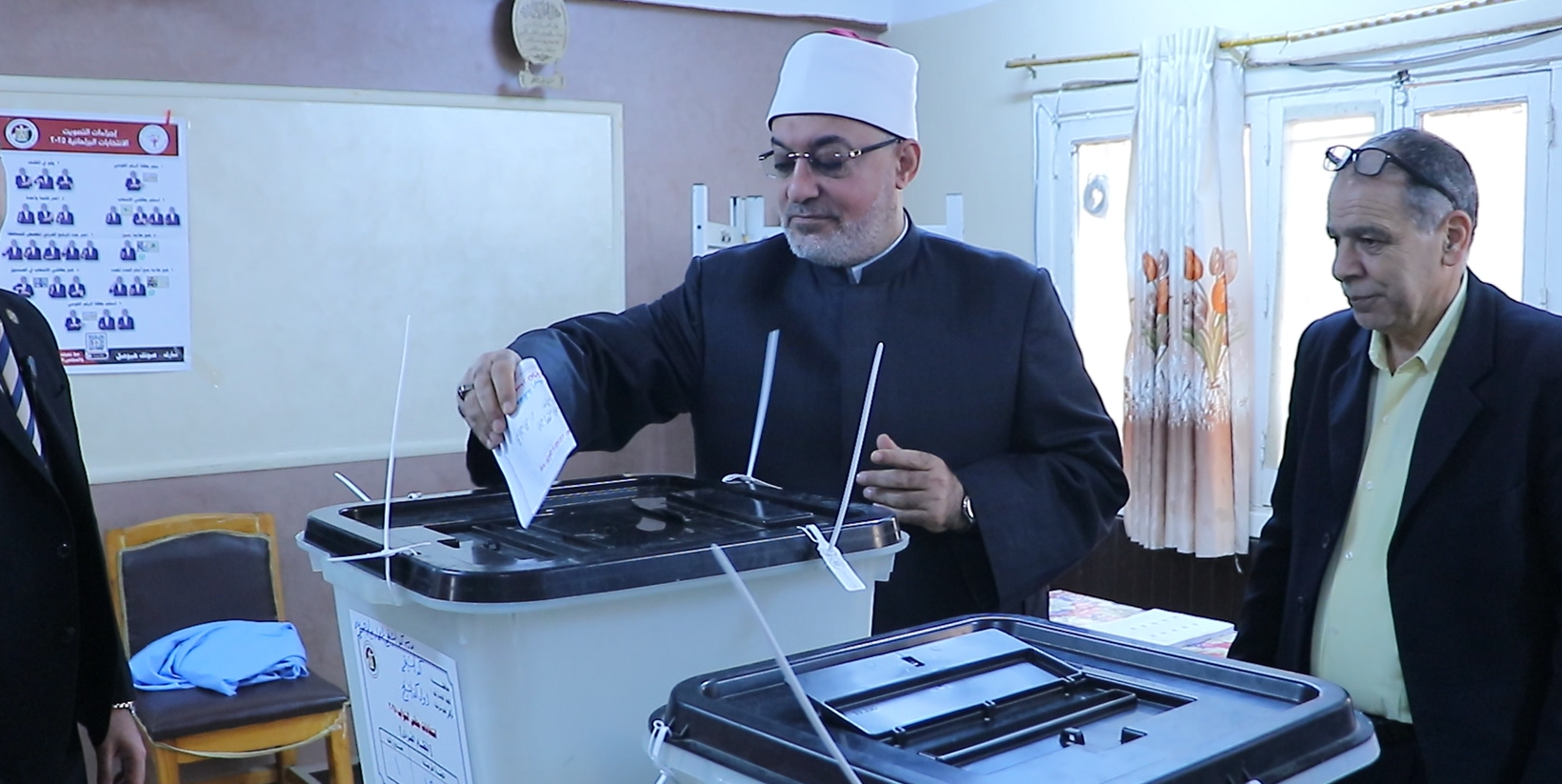 مفتي الجمهورية يدلي بصوته في لجنة مدرسة الزخرفية 