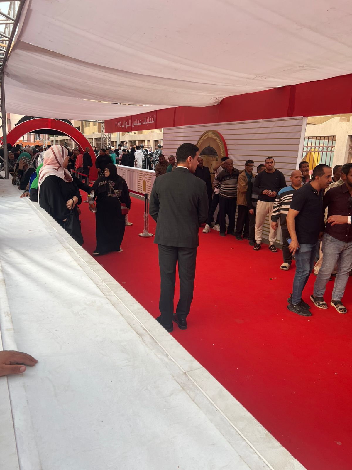 طوابير من السيدات والشباب بعد استئناف عملية التصويت فى الأسمرات  (7)