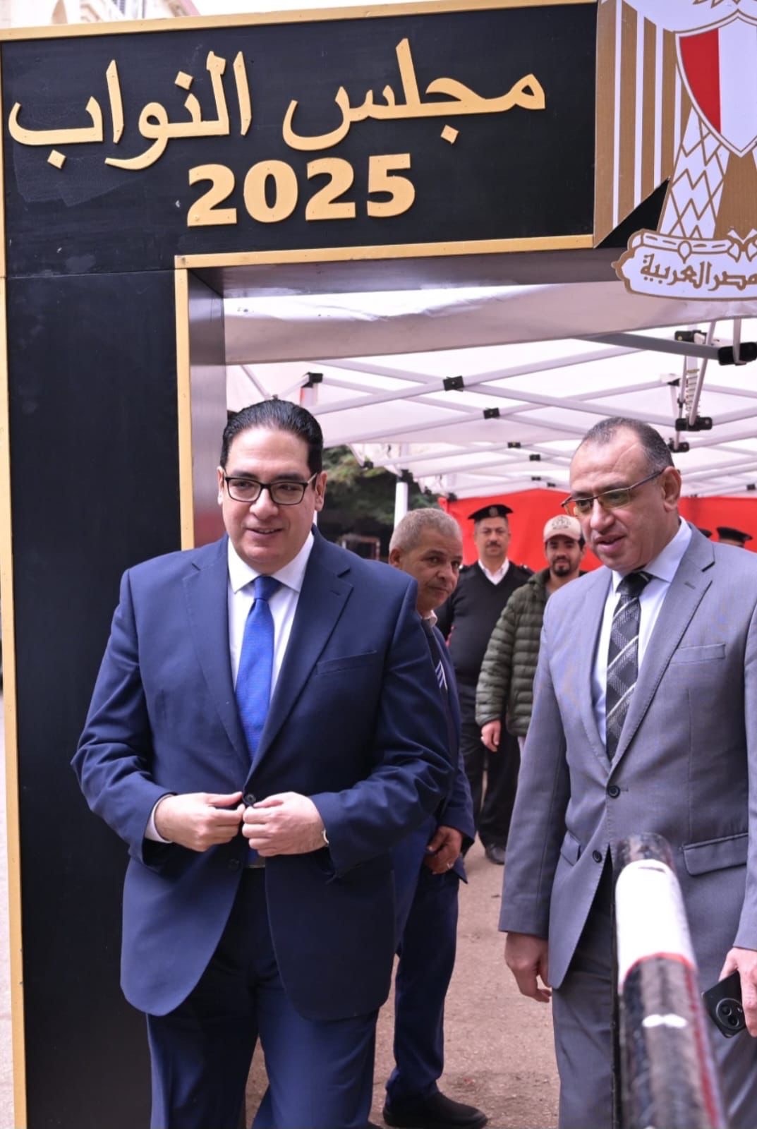 رئيس جامعة القاهرة يدلي بصوته في انتخابات النواب