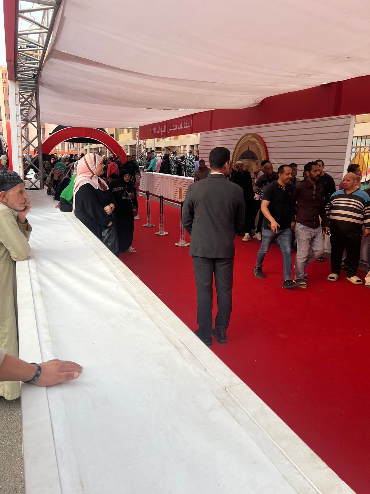 طوابير من السيدات والشباب بعد استئناف عملية التصويت فى الأسمرات  (1)