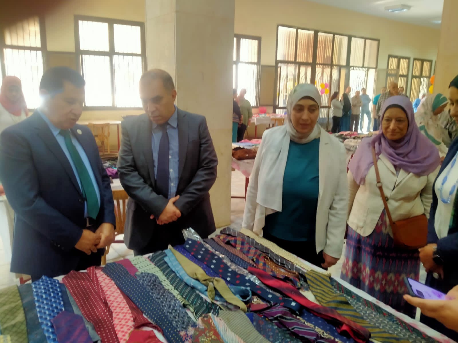 معرض ملابس بكلية الصيدلة بجامعة حلوان معرض ملابس بكلية الصيدلة بجامعة حلوان