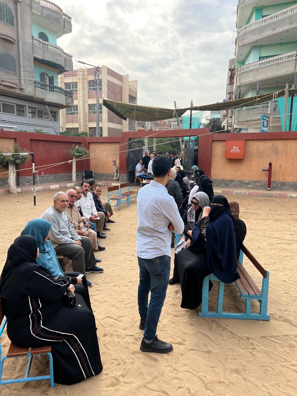 توافد منذ الدقائق الاولي