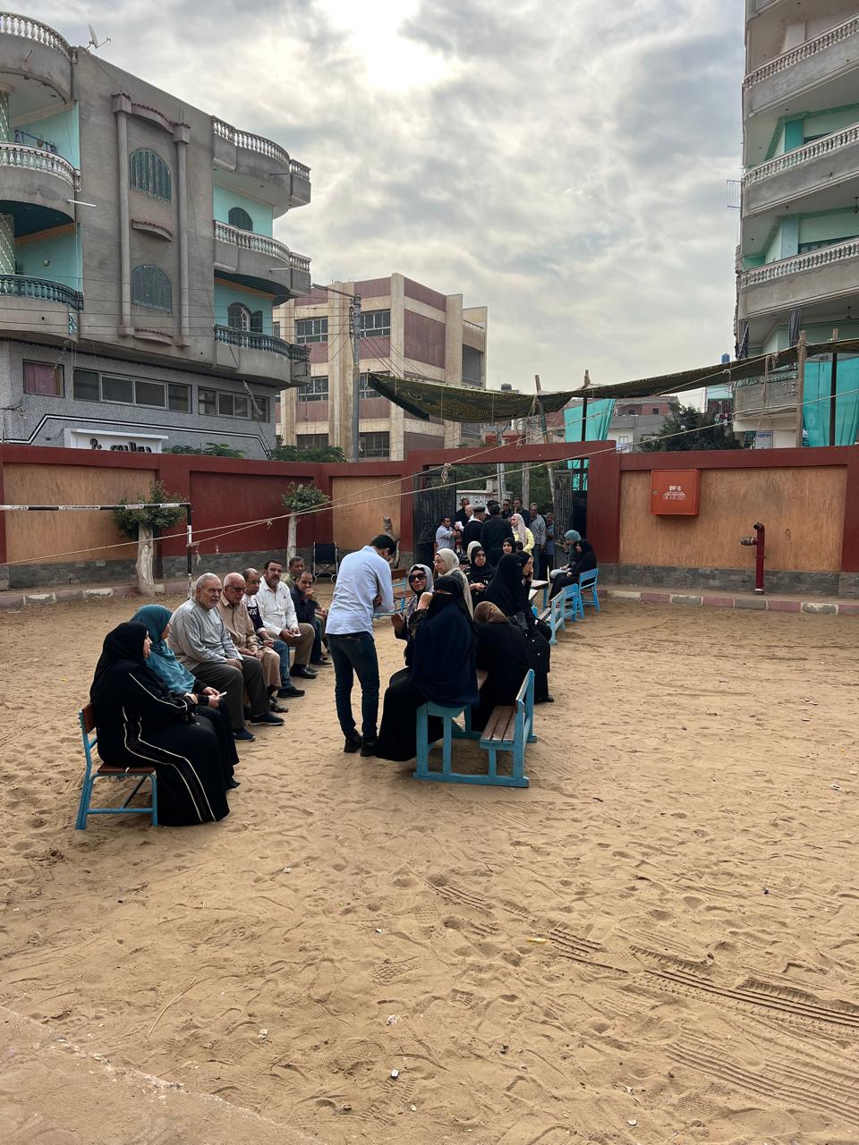 اقبال منذ الدقائق الاولي علي اللجان