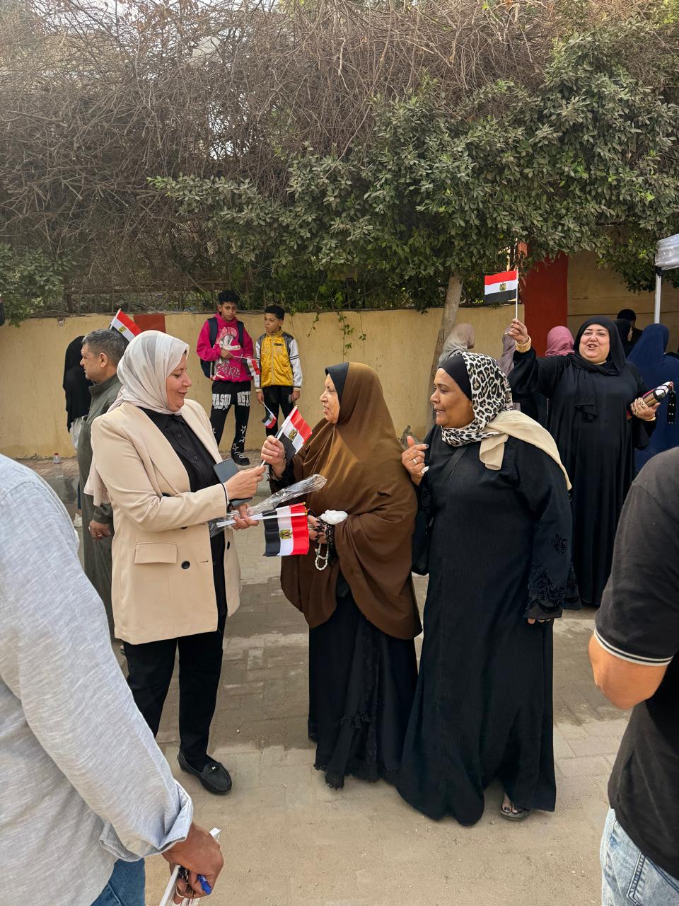 خلال توزيع الأعلام بشبرا الخيمة خلال توزيع الأعلام بشبرا الخيمة