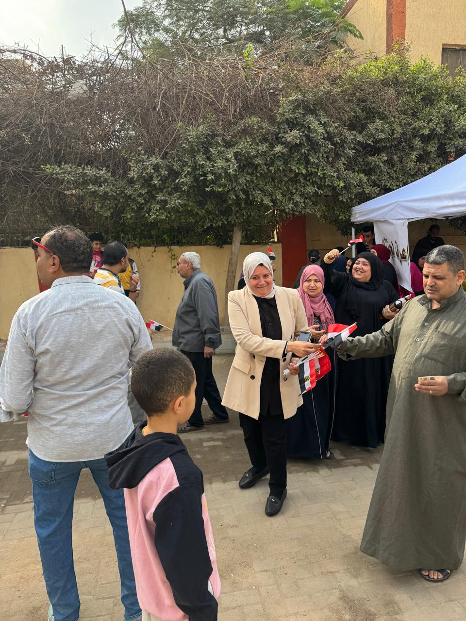 فرحة الناخبين أمام اللجان فرحة الناخبين أمام اللجان