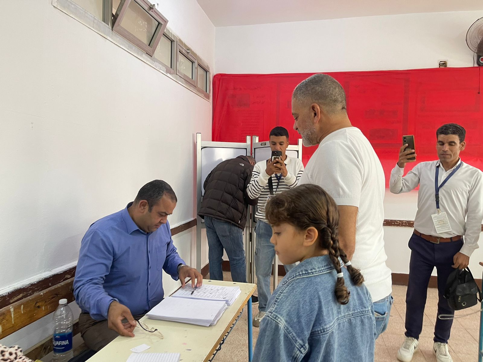 الفنان مجدى بدر يدلى بصوته فى انتخابات النواب برفقة ابنته