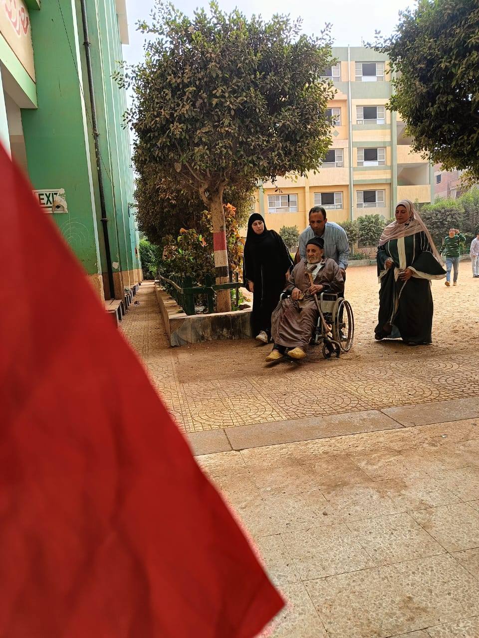 حرص المسن على المشاركة في انتخابات مجلس النواب