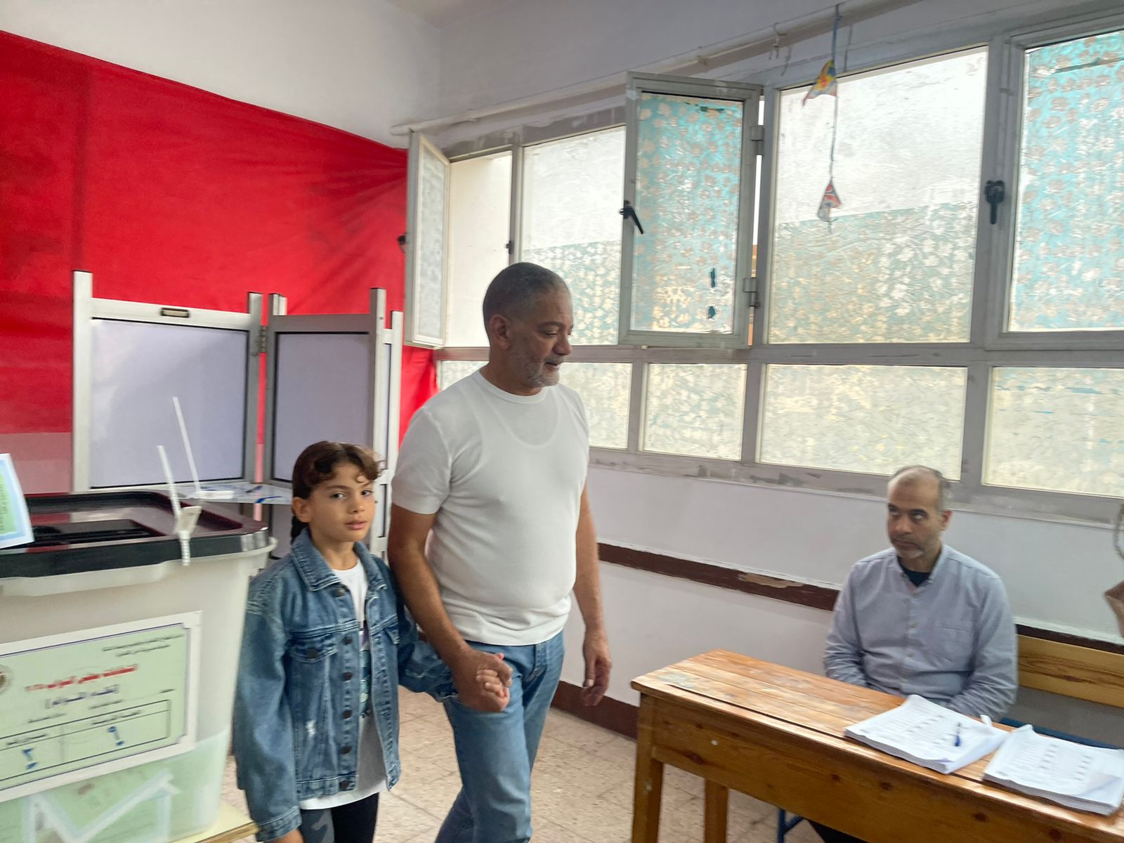 الفنان مجدى بدر يدلى بصوته فى انتخابات النواب برفقة ابنته