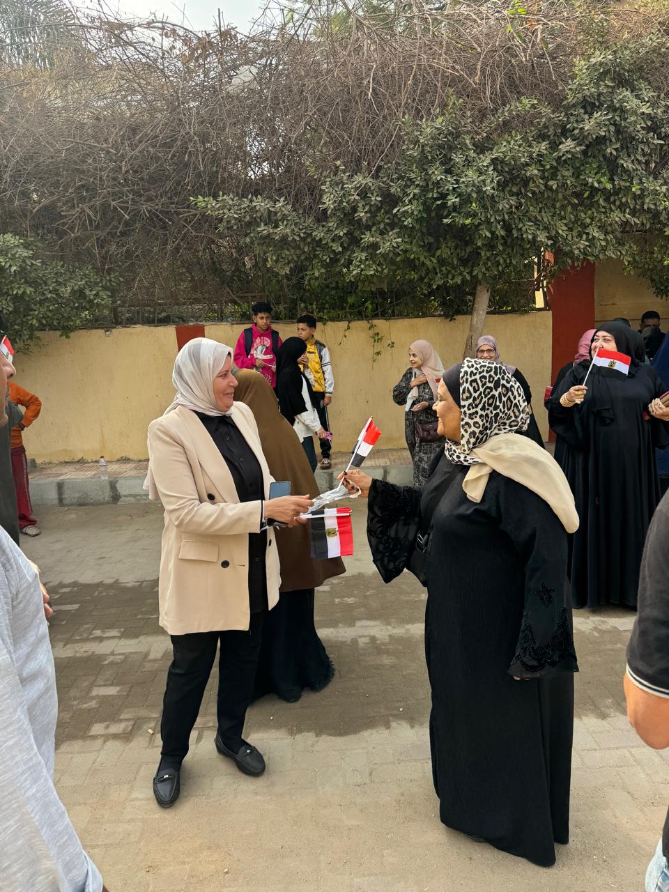 توزيع اعلام مصر أمام اللجان توزيع اعلام مصر أمام اللجان