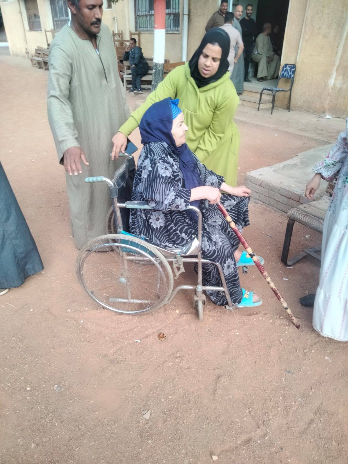 مساعدة السيدة للدخول للجنة الانتخابان