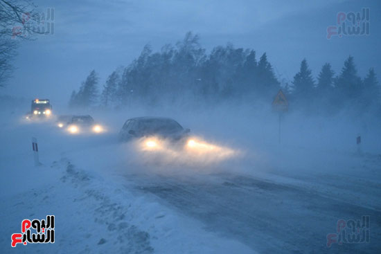 محاور وطرق تكتسى بالثلج