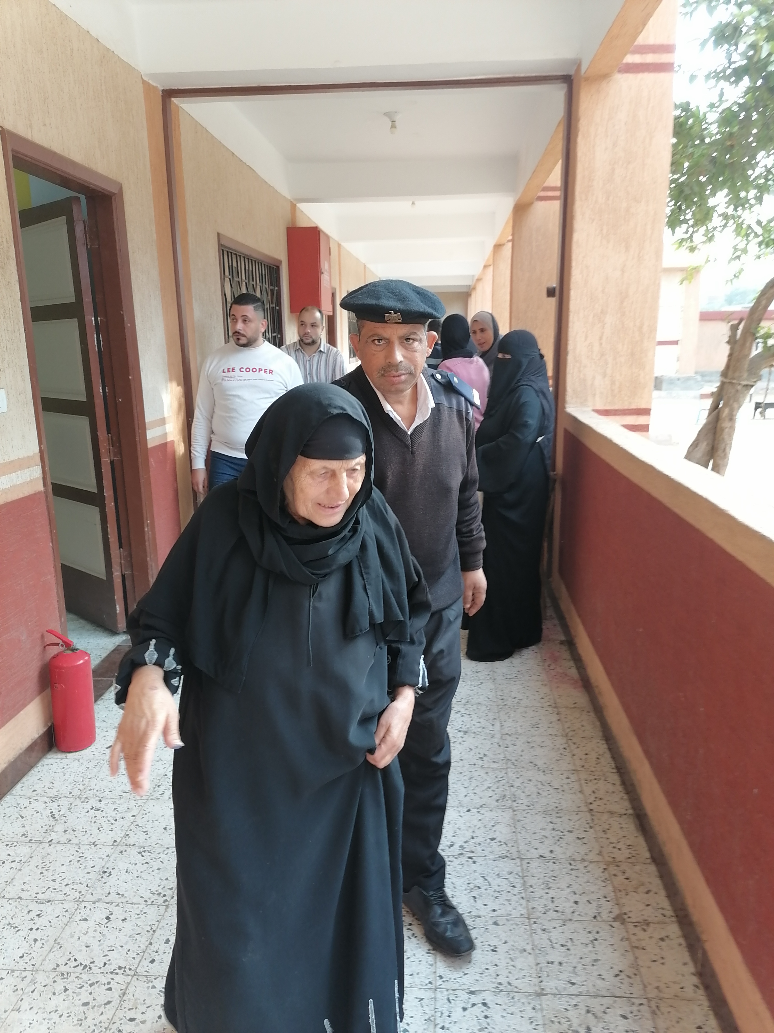 مساعدة سيدة من كبار السن لدخول اللجان