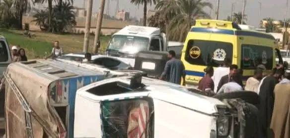 إنقلاب سيارة نقل بالقرب من منطقة الخزان وإصابة 5 مواطنين بإسنا