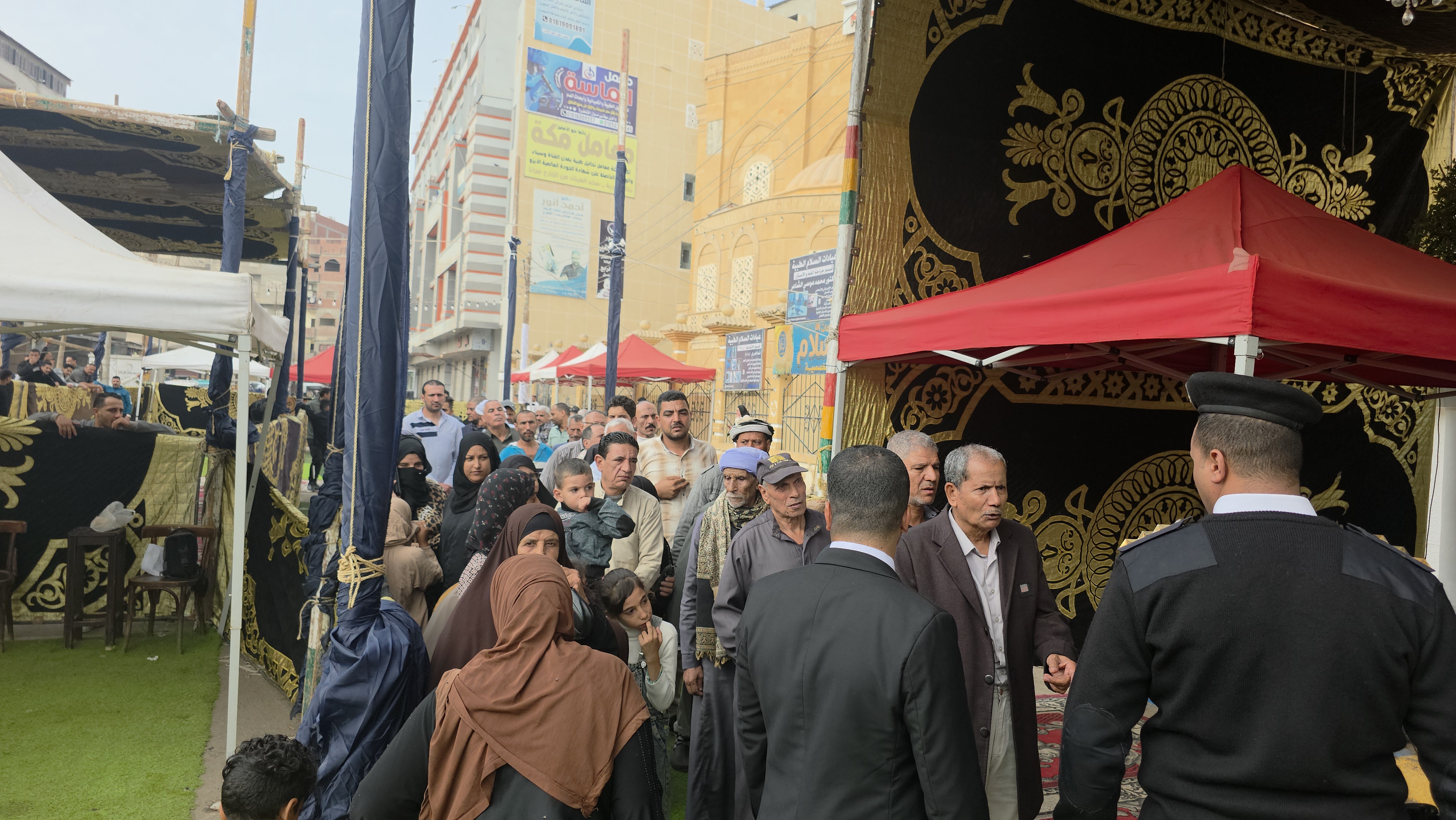 الناخبون يتوافدون على اللجان الناخبون يتوافدون على اللجان