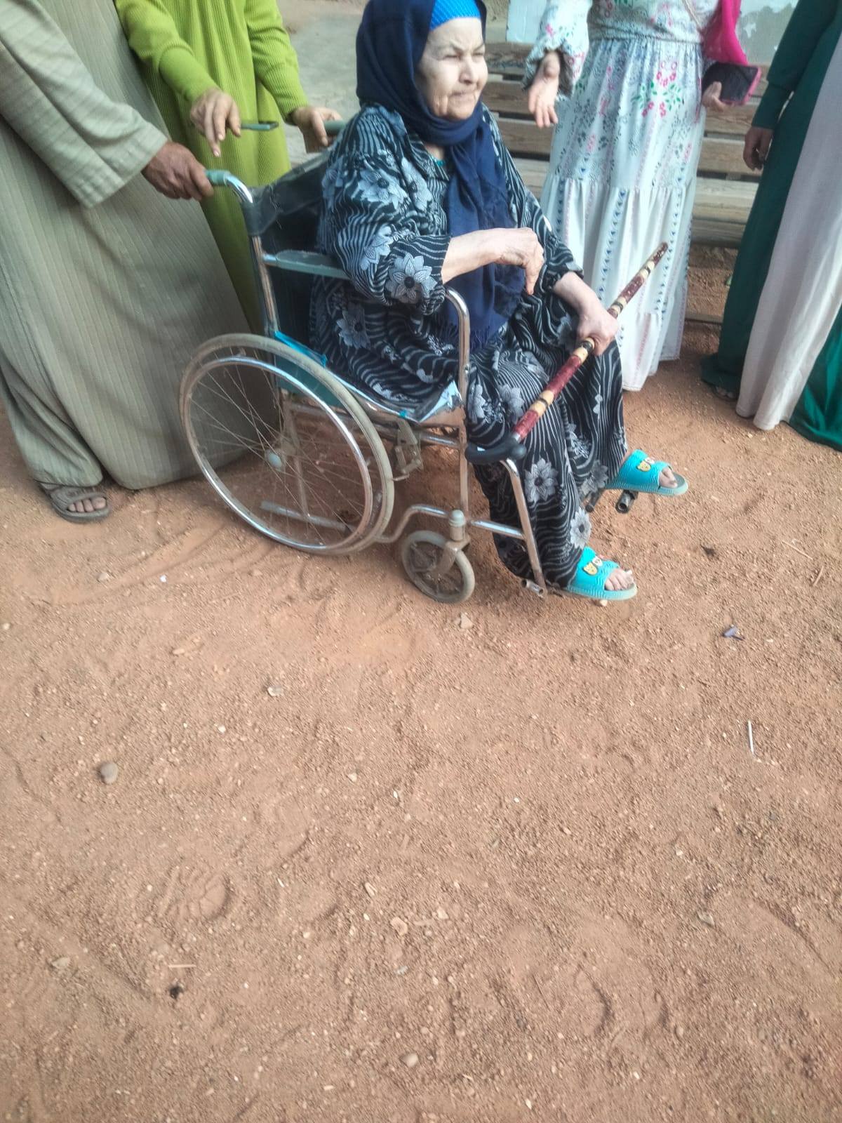 سيدة على كرسي متحرك