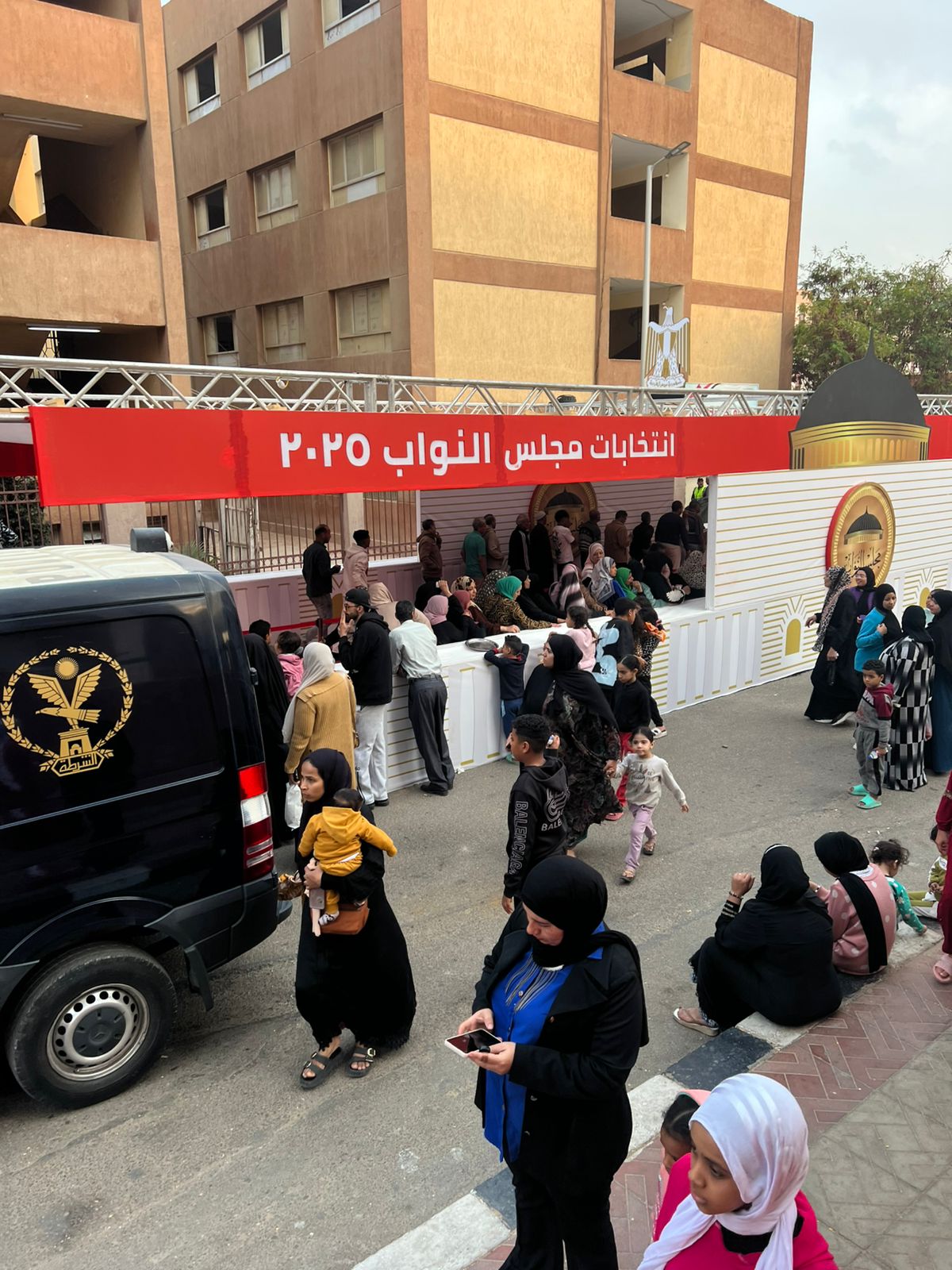 طوابير من السيدات والشباب بعد استئناف عملية التصويت فى الأسمرات  (5)