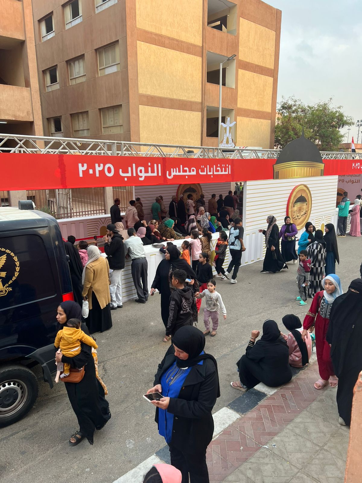 طوابير من السيدات والشباب بعد استئناف عملية التصويت فى الأسمرات  (4)