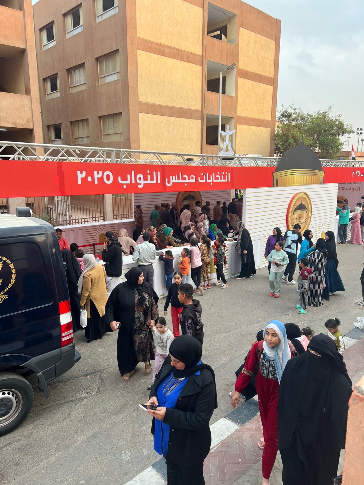 طوابير من السيدات والشباب بعد استئناف عملية التصويت فى الأسمرات  (2)