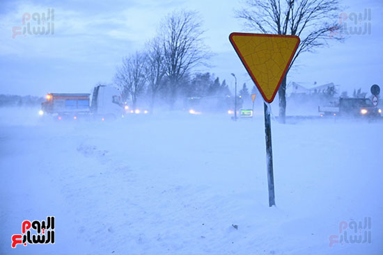 الثلج يكتسى الطرقات الرئيسية فى بولندا