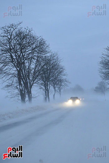 الشتاء يضرب بولندا بتساقط كثيف للثلج