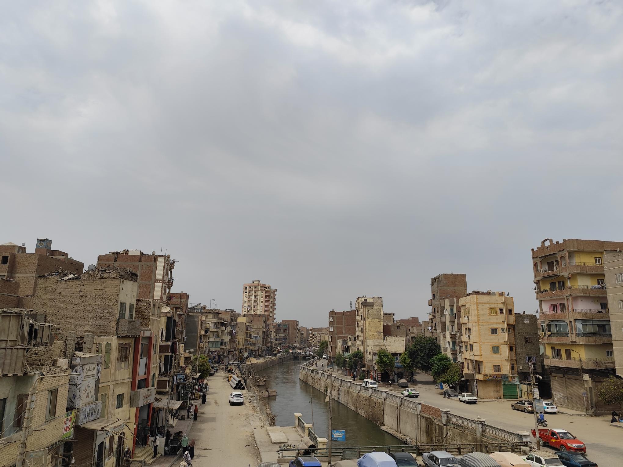 المسجد يتوسط مدينة الفيوم 