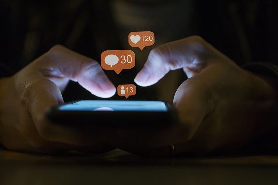 التفاعل على منشورات مواقع التواصل