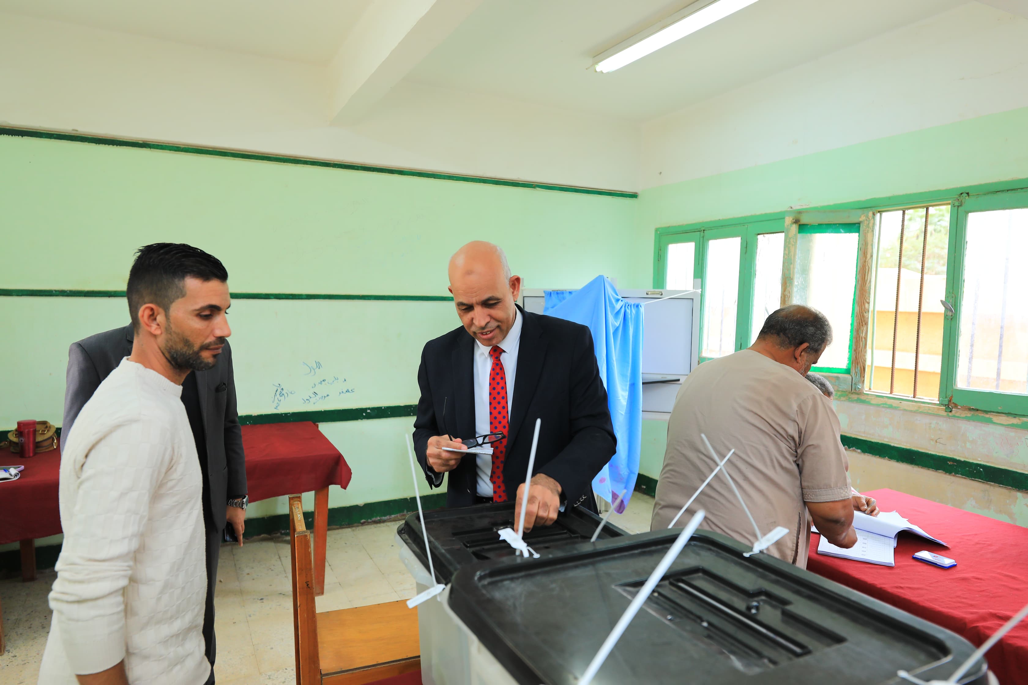 رئيس جامعة كفر الشيخ يدلي بصوته