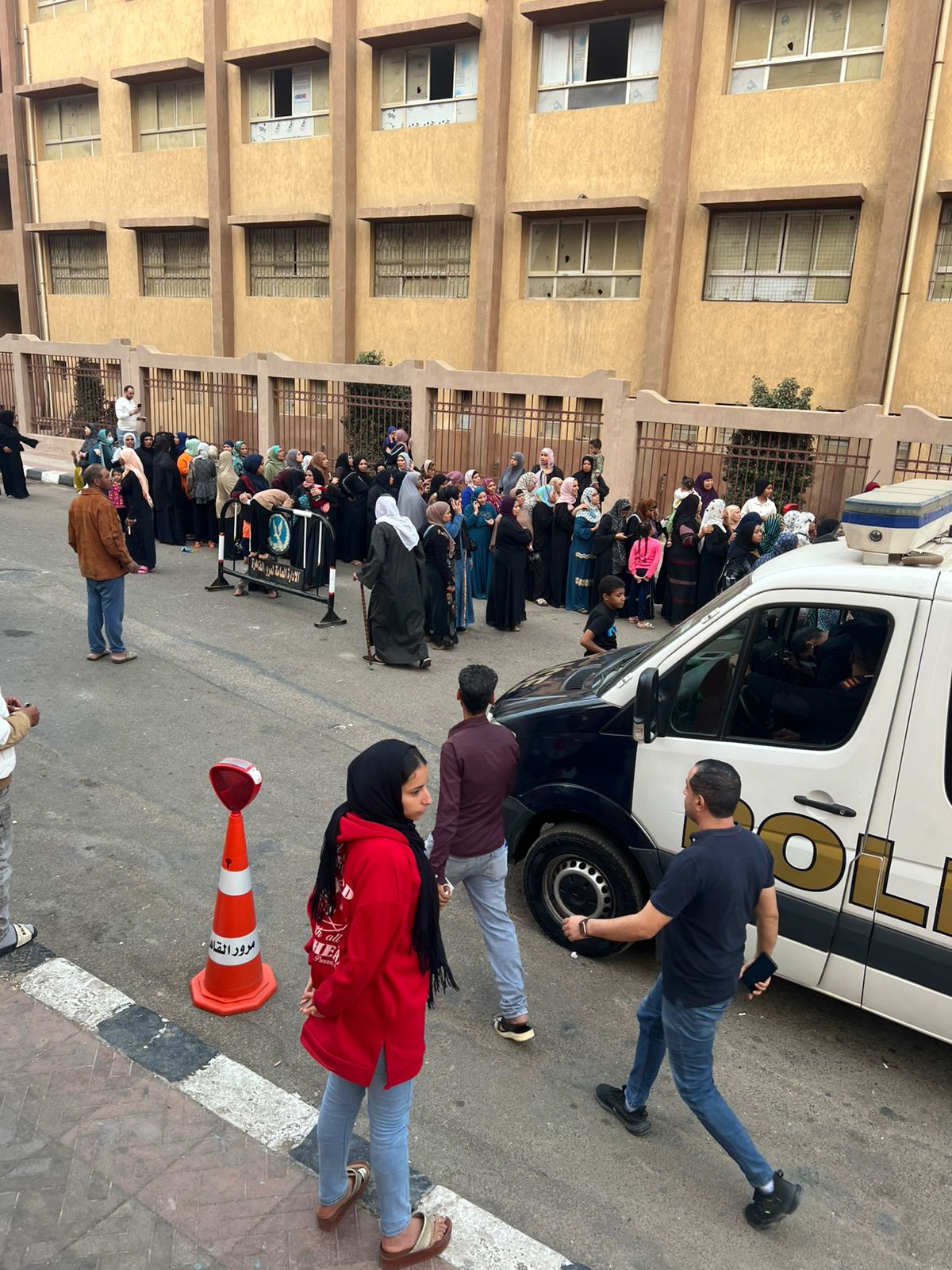 طوابير من السيدات والشباب بعد استئناف عملية التصويت فى الأسمرات  (3)