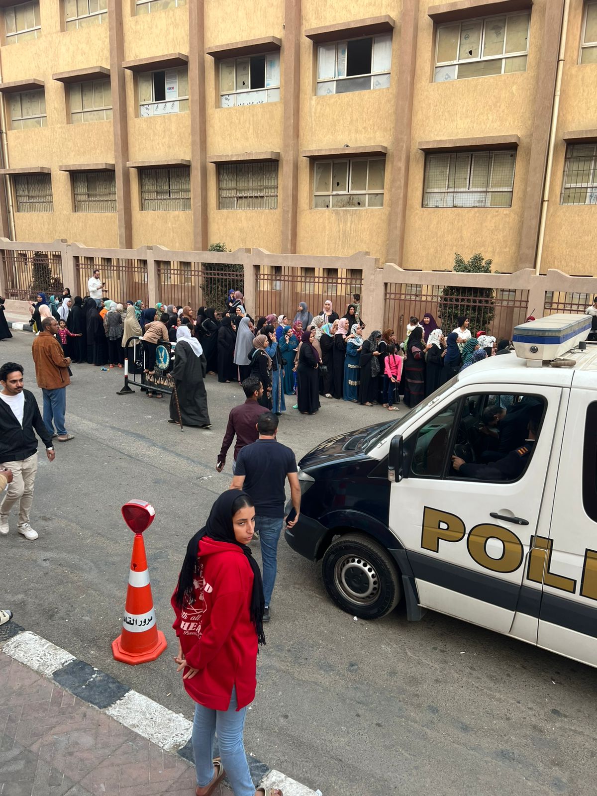 طوابير من السيدات والشباب بعد استئناف عملية التصويت فى الأسمرات  (6)