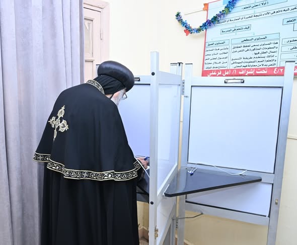 البابا تواضروس الثاني خلال الإدلاء بصوته البابا تواضروس الثاني خلال الإدلاء بصوته