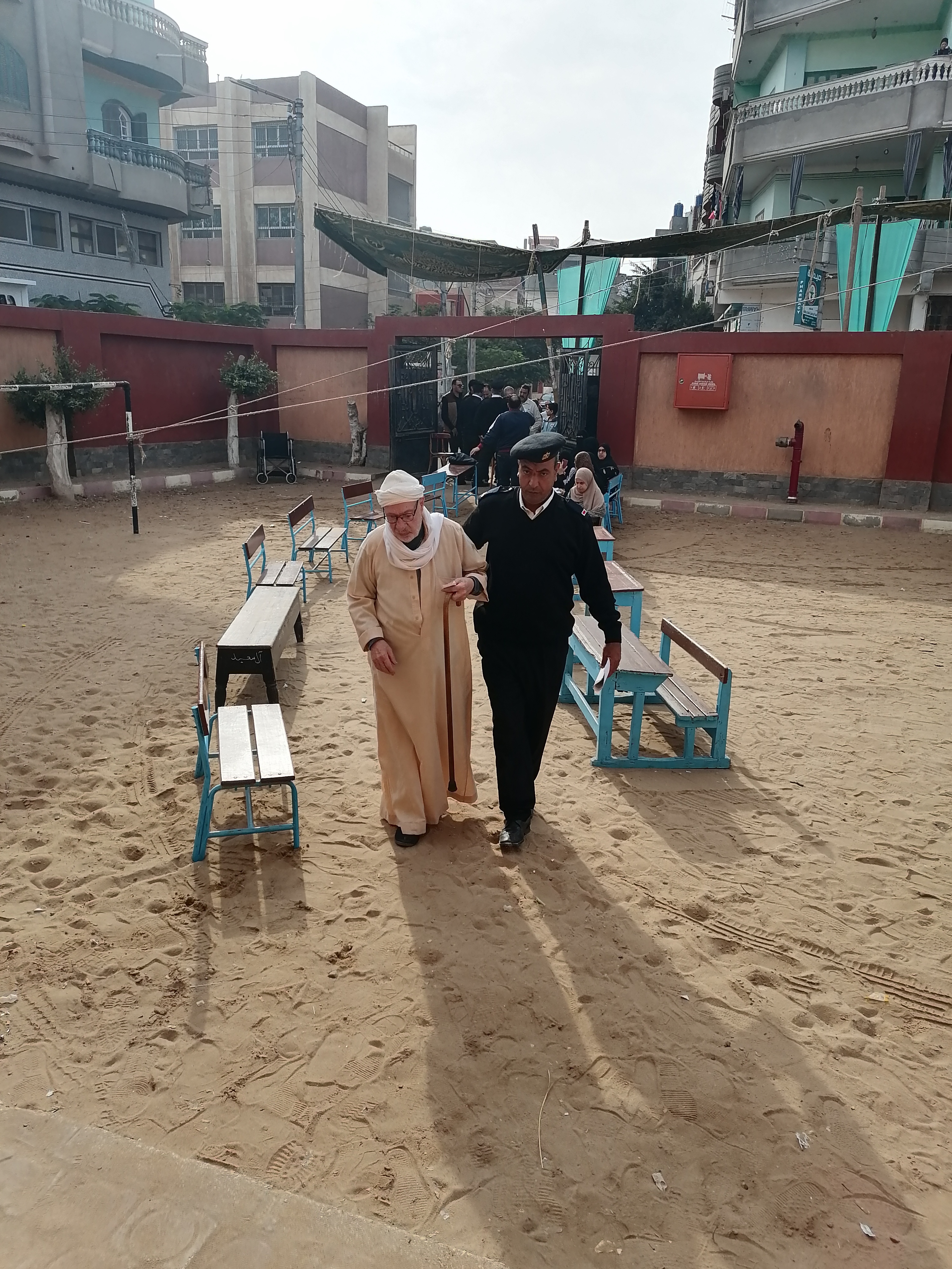 اصطحاب مسن لدخول اللجان