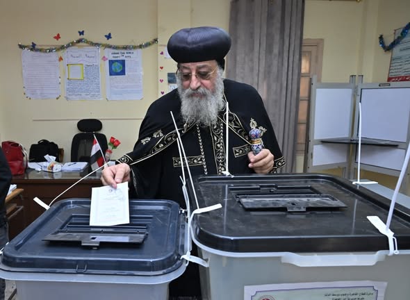 البابا تواضروس يدلي بصوته في انتخابات النواب بالعباسية البابا تواضروس يدلي بصوته في انتخابات النواب بالعباسية