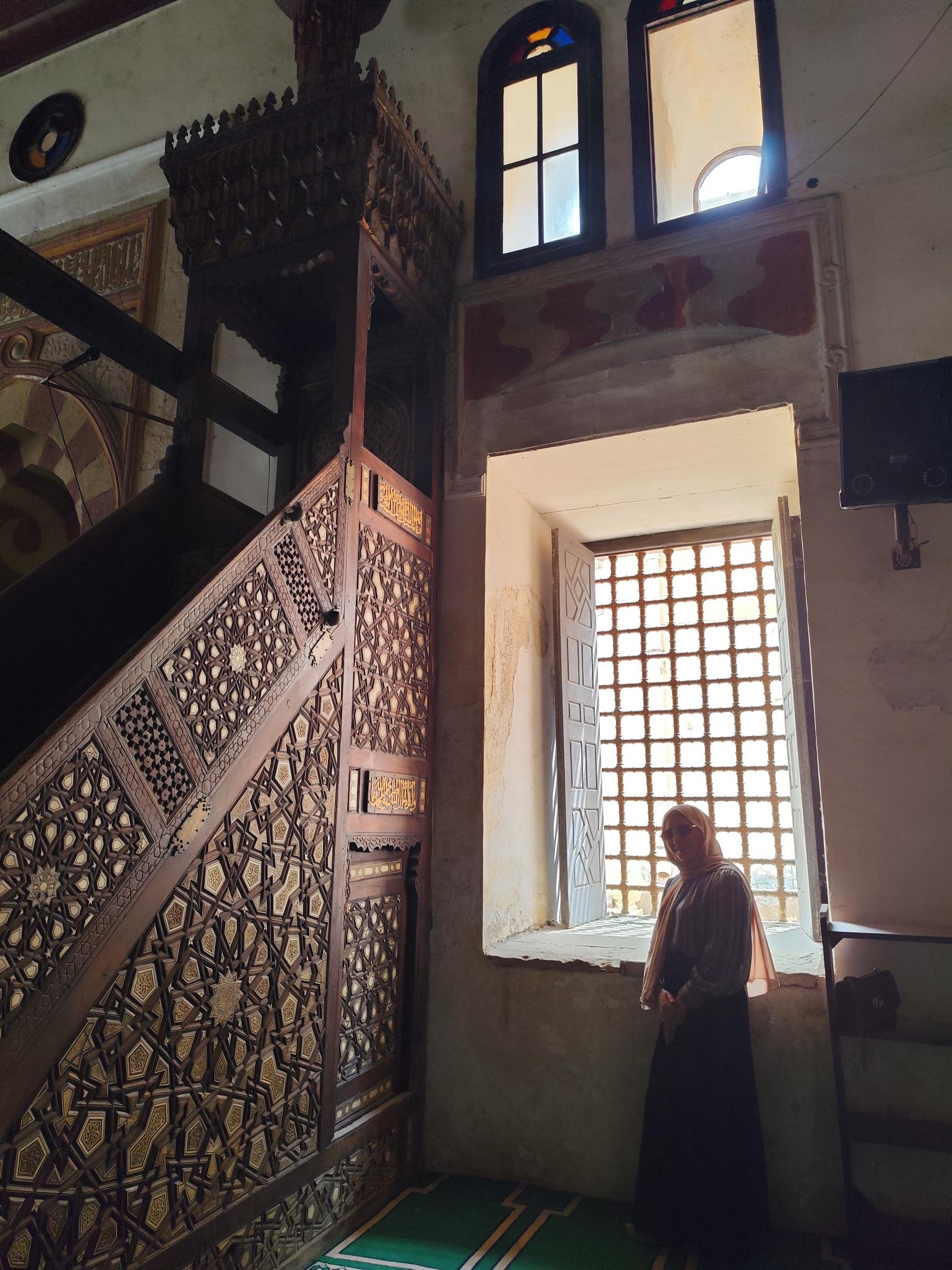 جانب المنبر 