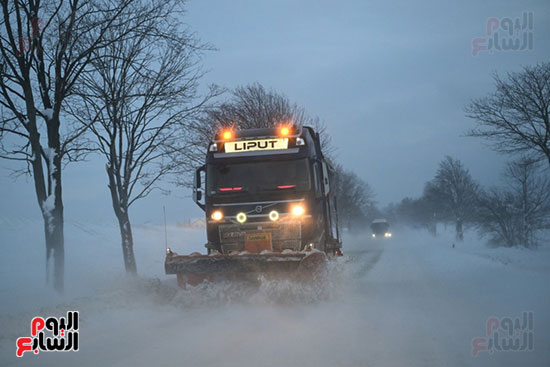 كاسحة تزيل الثلوج من الطرقات