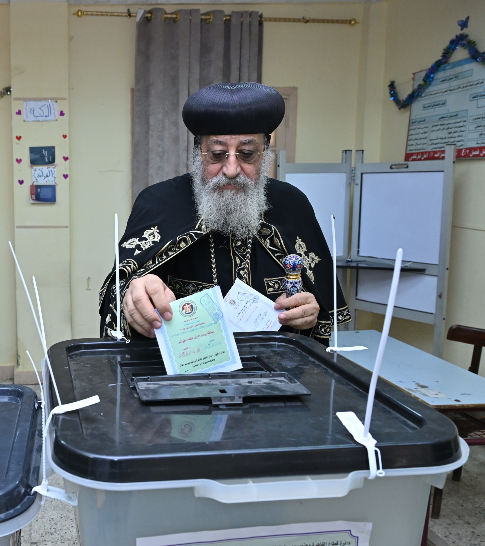 البابا تواضروس يدلي بصوته في انتخابات النواب البابا تواضروس يدلي بصوته في انتخابات النواب