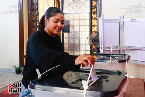 إقبال الناخبين الشباب بلجان مدرسة قصر الدوبارة (15)