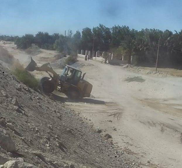 جانب من العمل فى تطهير مخرات السيول بالأقصر