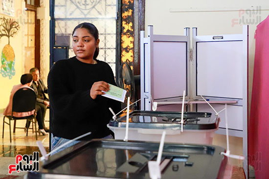 إقبال الناخبين الشباب بلجان مدرسة قصر الدوبارة (14)