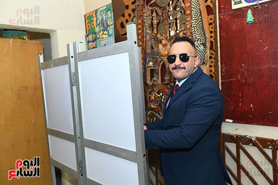 أمين عام حزب مصر الفتاة يدلى بصوته في لجنته بمدينة نصر (3)