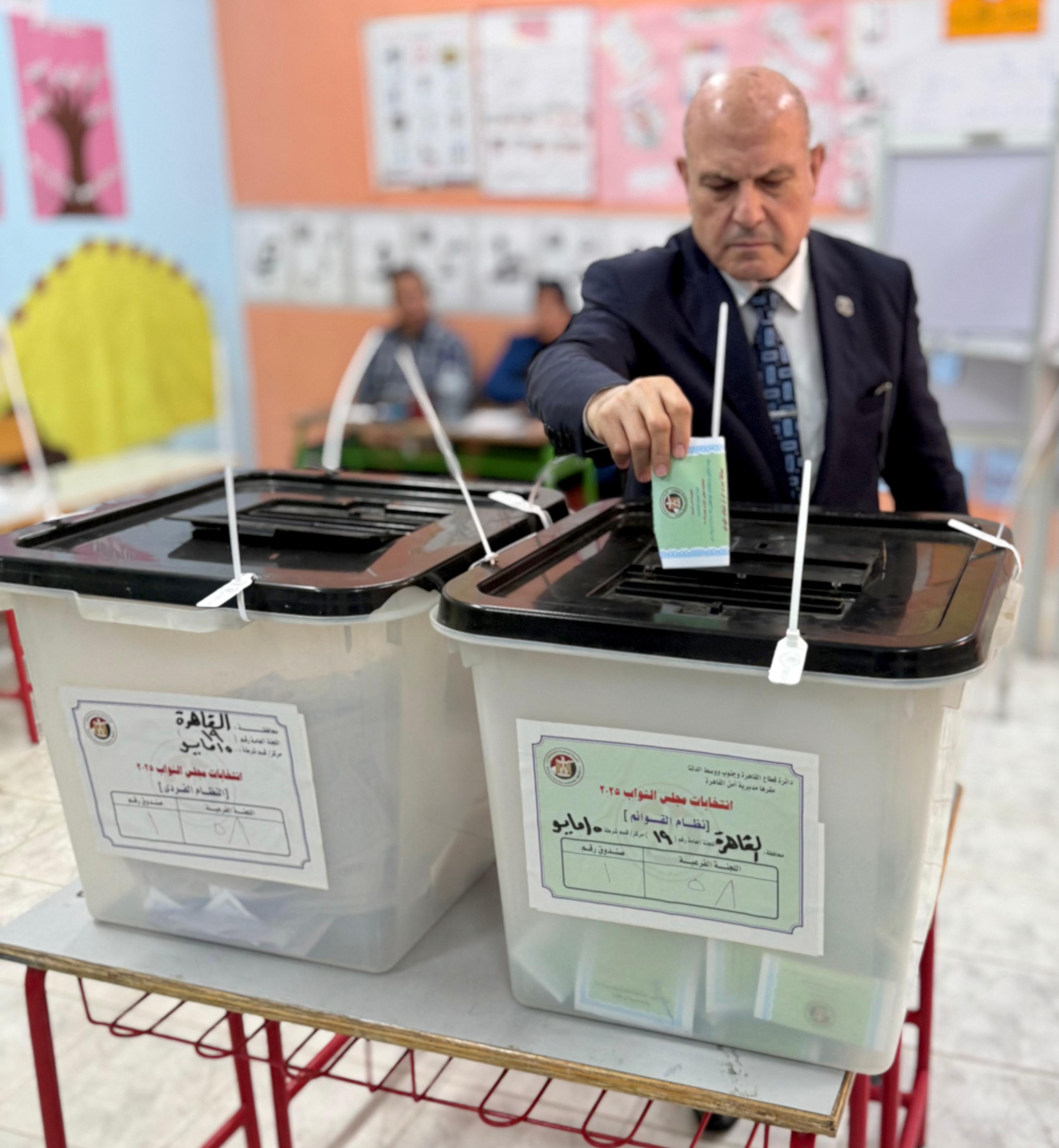 رئيس هيئة النيابة الإدارية يدلي بصوته في أول أيام المرحلة الثانية لانتخابات النواب (4)