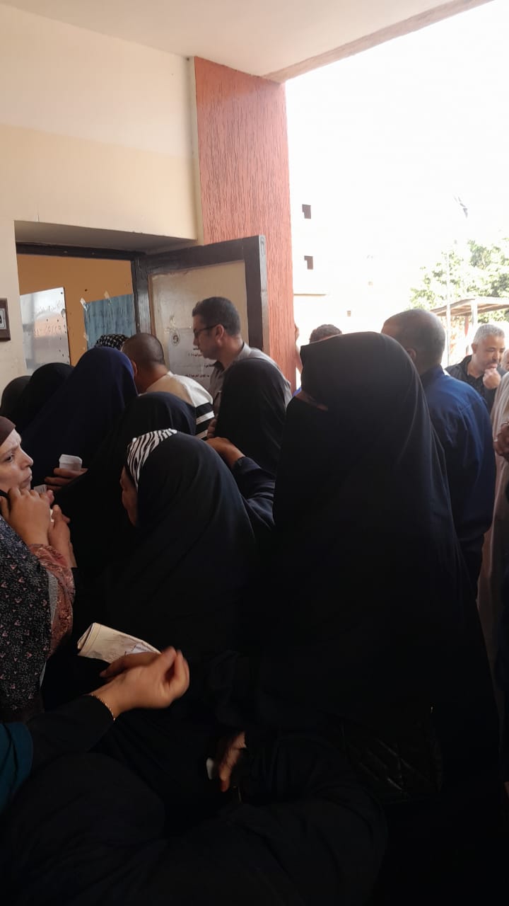 زحام شديد للسيدات  بكفر الشيخ