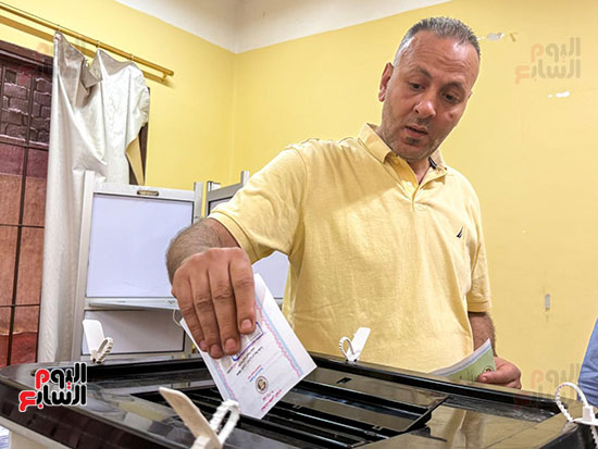 كبار السن وذوو الاحتياجات الخاصة يتهافتون على التصويت فى مدرسة محمد فريد (8)