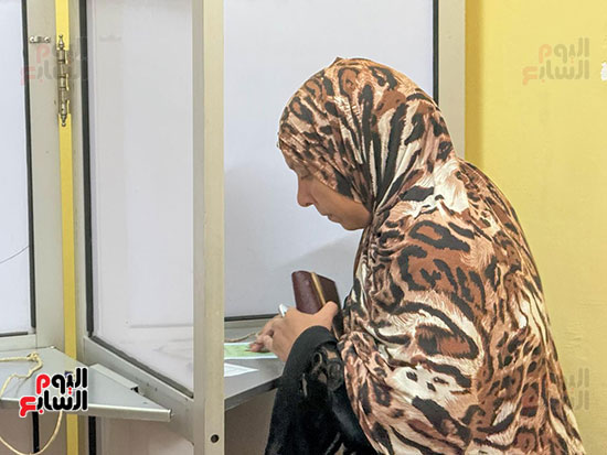 كبار السن وذوو الاحتياجات الخاصة يتهافتون على التصويت فى مدرسة محمد فريد (10)