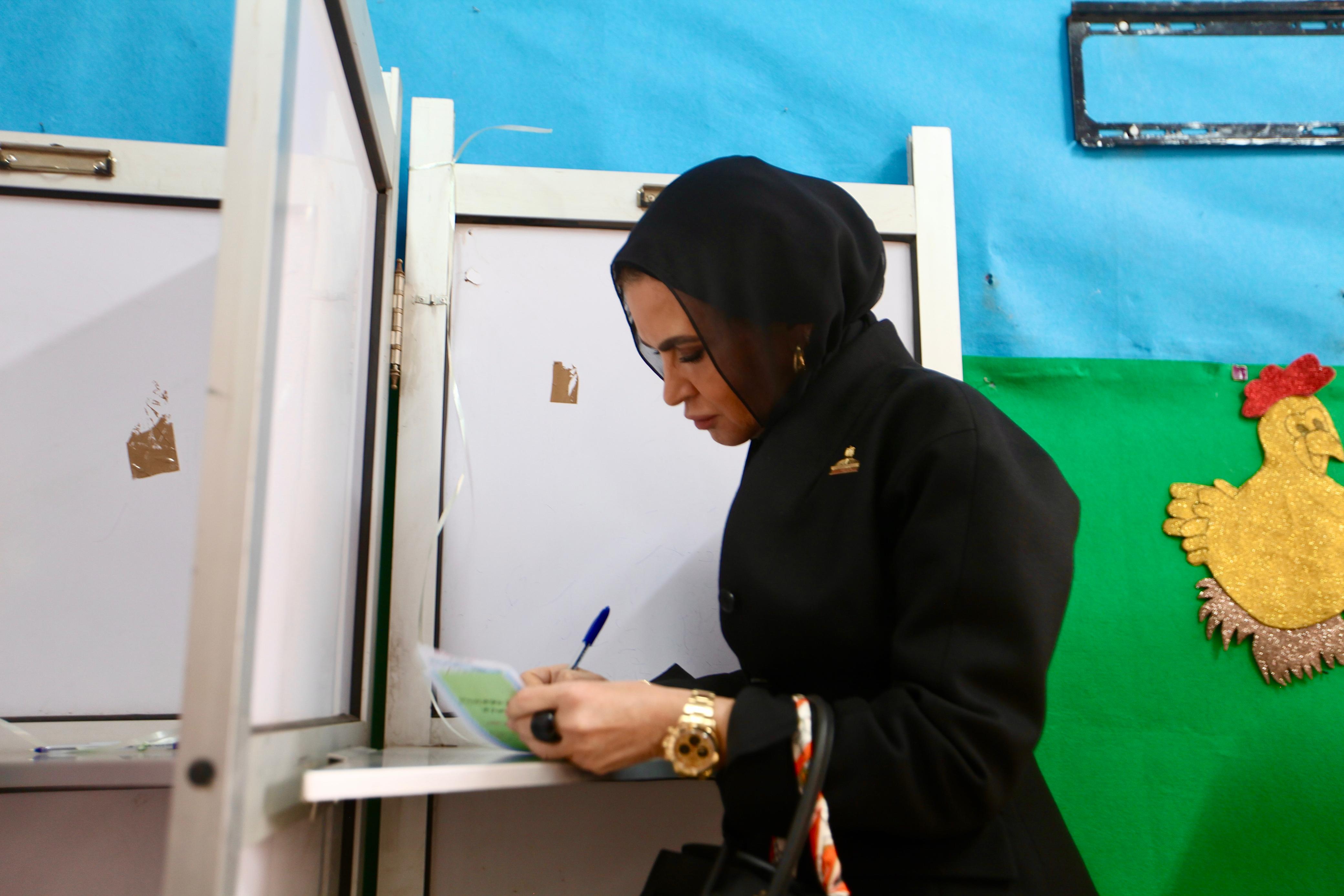 الدكتورة سحر نصر تدلي بصوتها فى انتخابات مجلس النواب