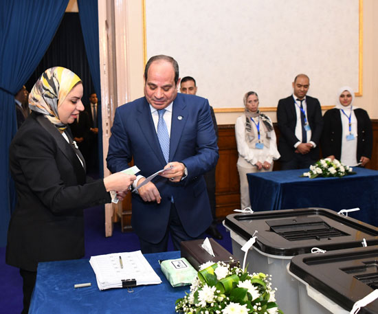 الرئيس السيسى يدلى بصوته فى انتخابات مجلس النواب (2)