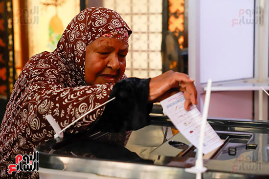 إقبال الناخبين الشباب بلجان مدرسة قصر الدوبارة (2)