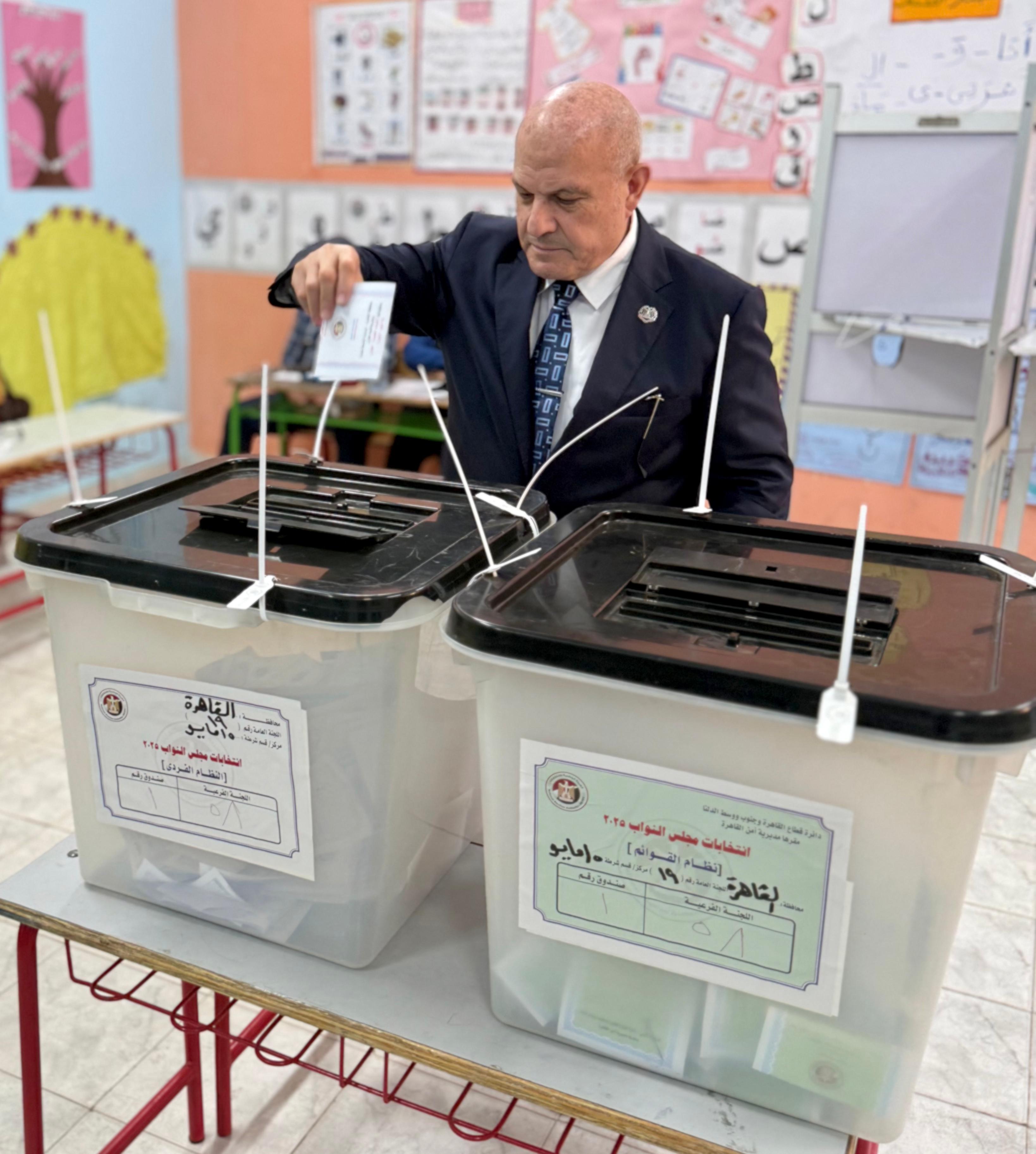 رئيس هيئة النيابة الإدارية يدلي بصوته في أول أيام المرحلة الثانية لانتخابات النواب (1)