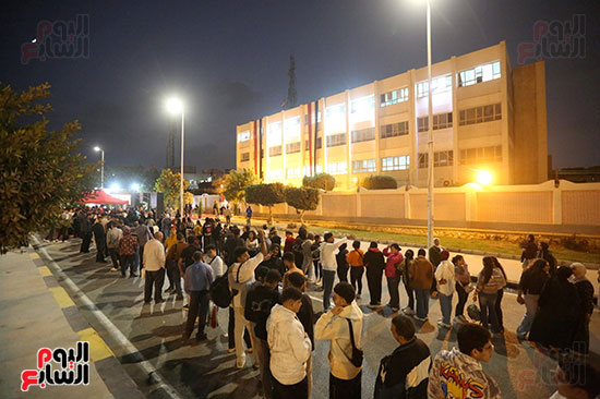 طوابير وزحام كبير